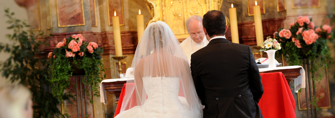 Hochzeit in der Kirche begleitet vom Fotograf